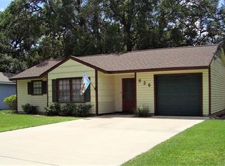 826 Magnolia St, Lake Jackson, TX 77566