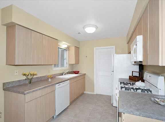 4th image of 5532 Barclay Ct