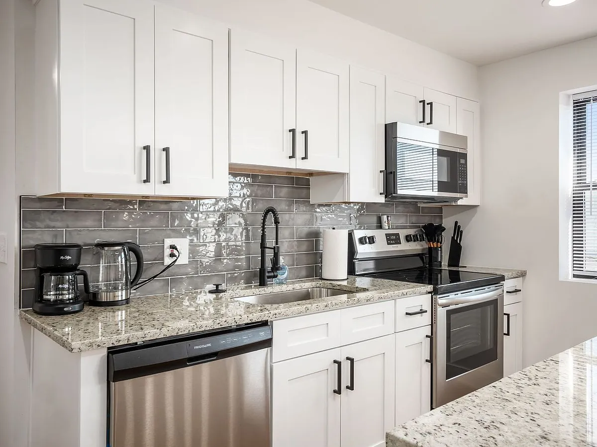 Building Photo - 1656 E Livingston Ave #11