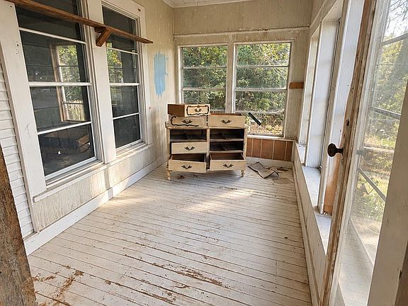 3rd image of 2412 E Houston St
