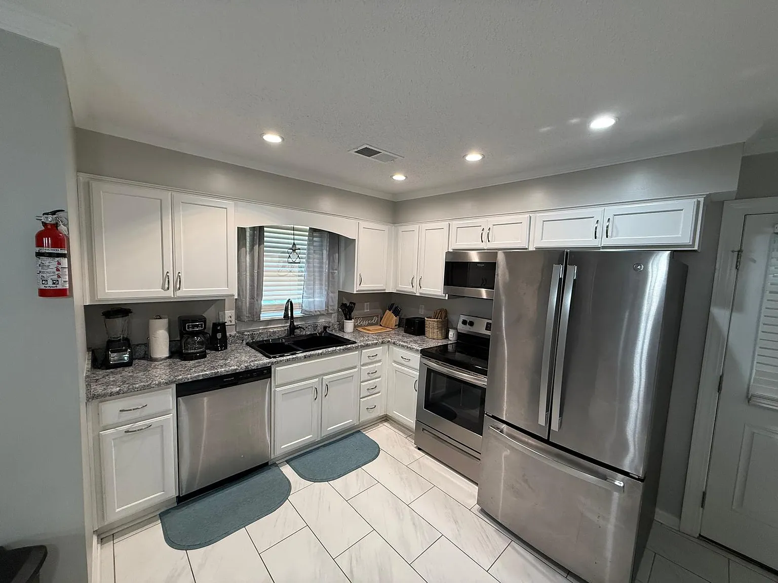 4 bed, 2.5 bath, 2195 sqft, $10,999 — Photo 3