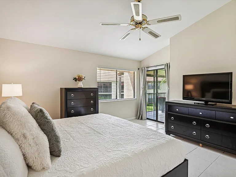 5750 Coach House Cir #G — Photo 11