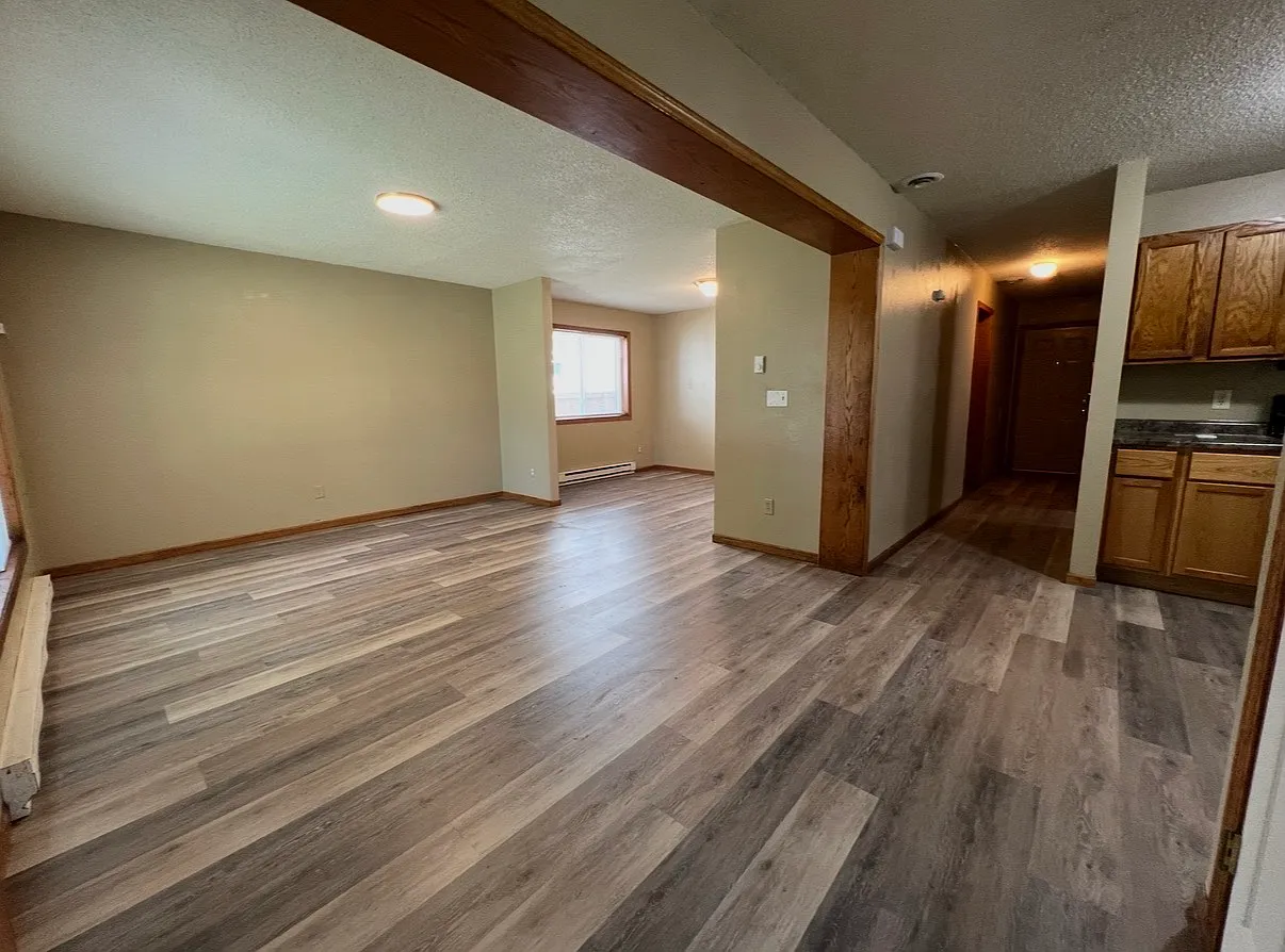 6 bed, 2000 sqft, $2,795 — Photo 2