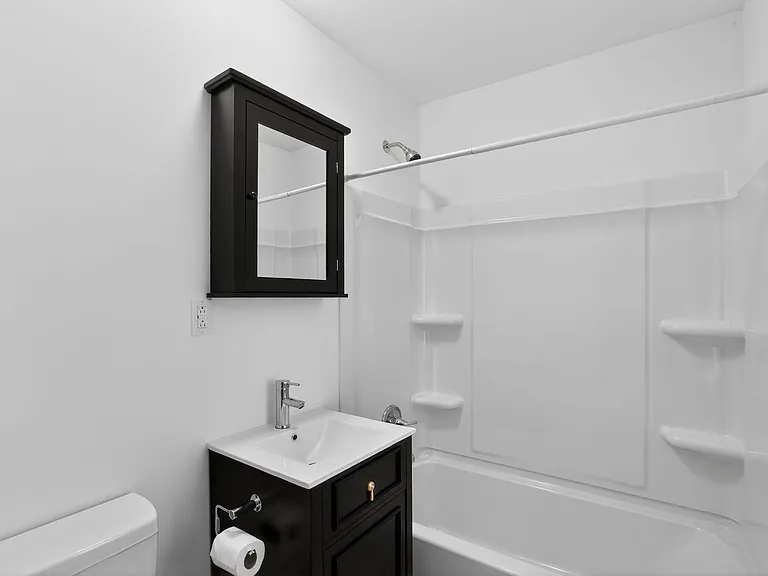 101 Farmington Rd W — Photo 5