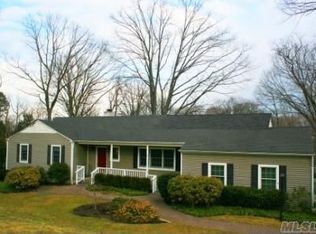 4 Lower Dr, Halesite, NY 11743