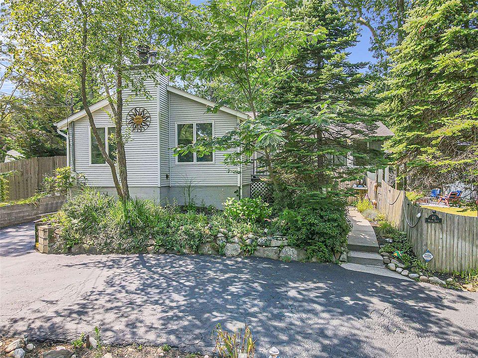 1st image of 40 Manor Dr