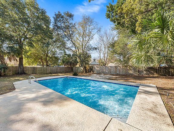 2nd image of 415 Main St