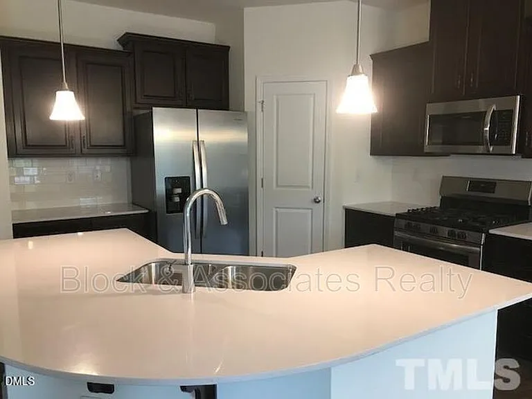 6039 Beale Loop — Photo 2