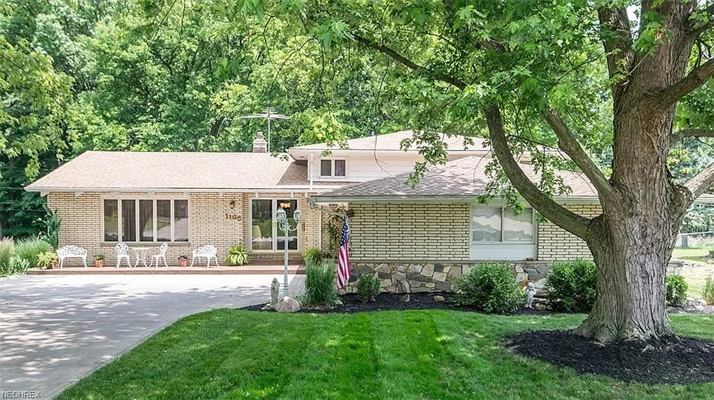 1165 E Dartmoor Ave photo 1