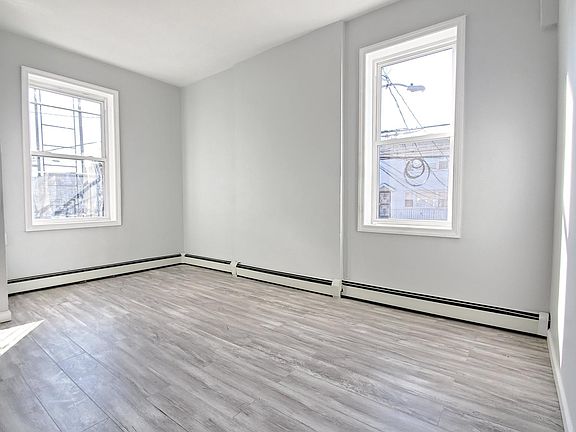 4th image of 118 Mallory Ave #2