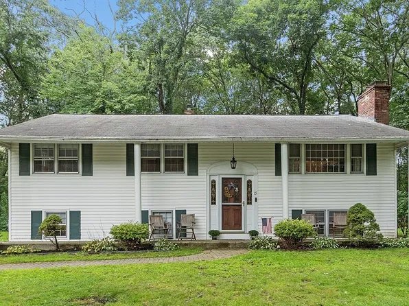 15 Clydesdale Avenue, Pelham, NH 03076