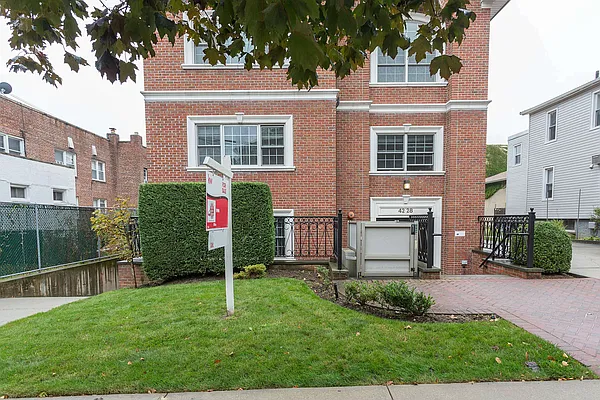 Sold by Keller Williams Realty Landmark | media 37