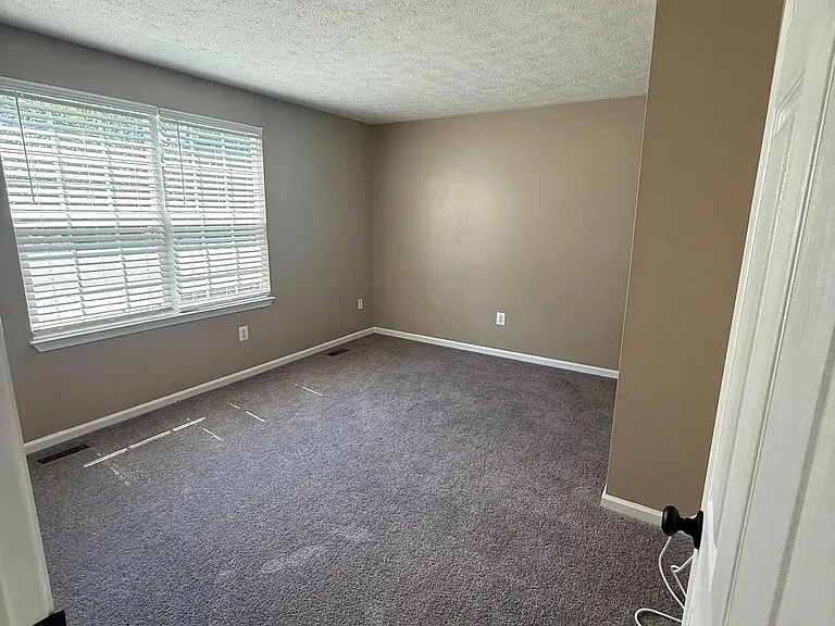 805 London Ct — Photo 25