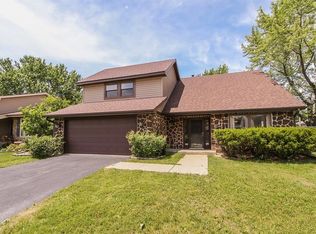 1900 Brookside Ln, Hoffman Estates, IL 60169
