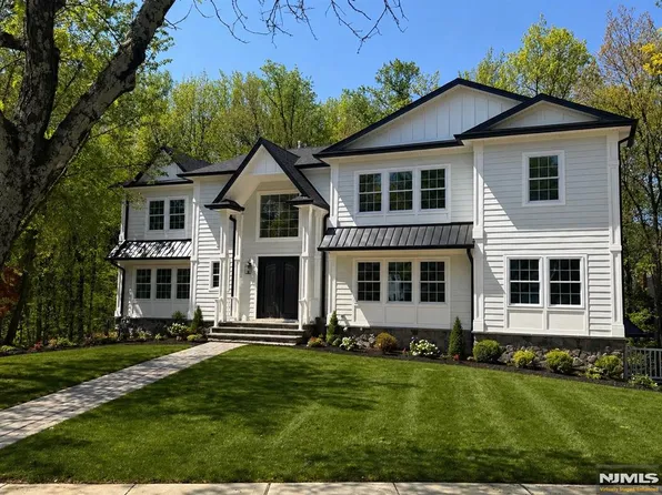 81 Eastbrook Dr, River Edge, NJ 07661