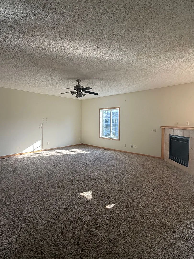 Spacious 2 bedroom townhome available 9/10!! — Photo 4