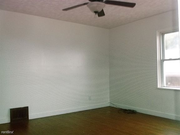 212 Hillcrest Livingroom