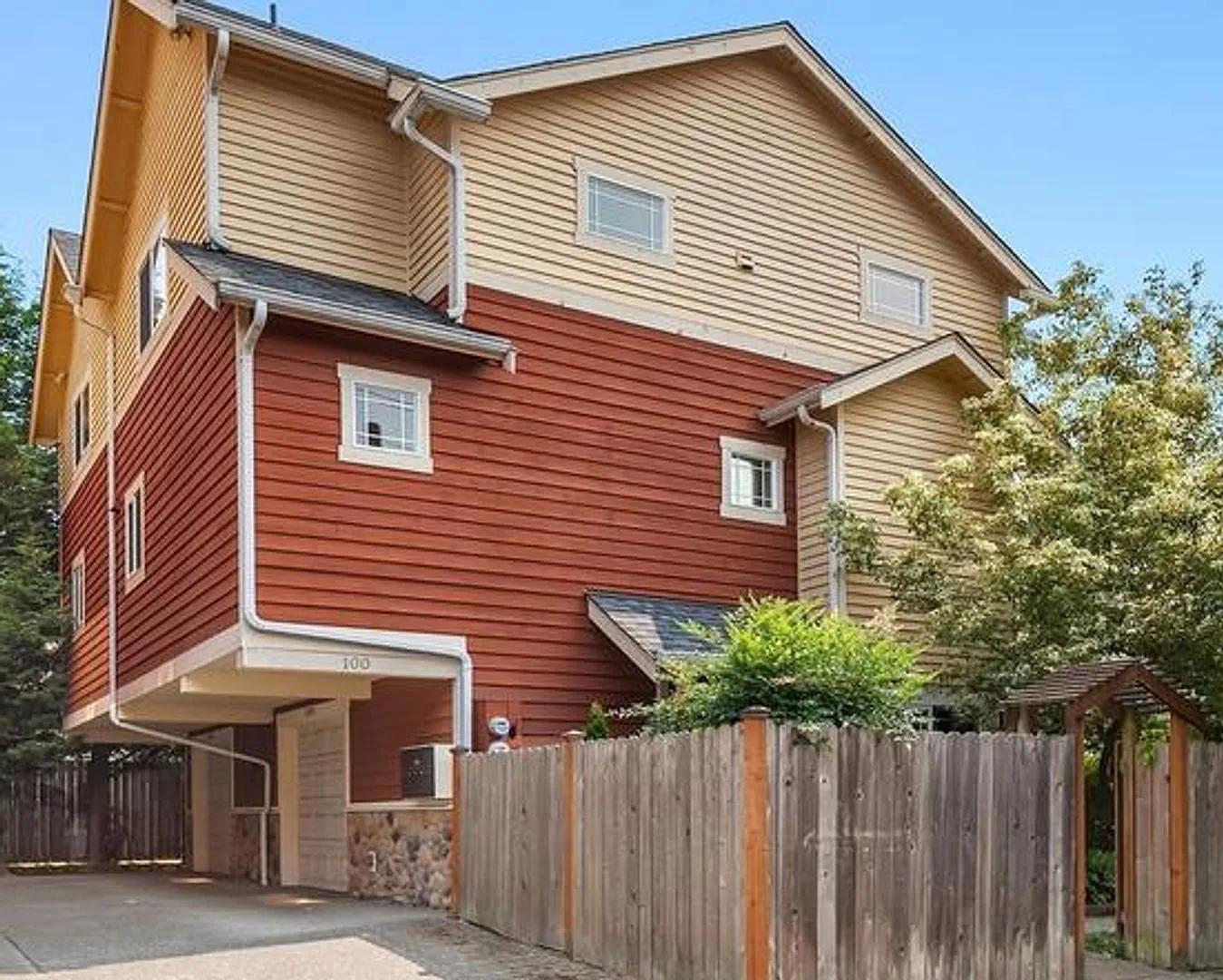 Gorgeous 3bd/2.5bth Central District Townhome, $3,800/mo. — Photo 1
