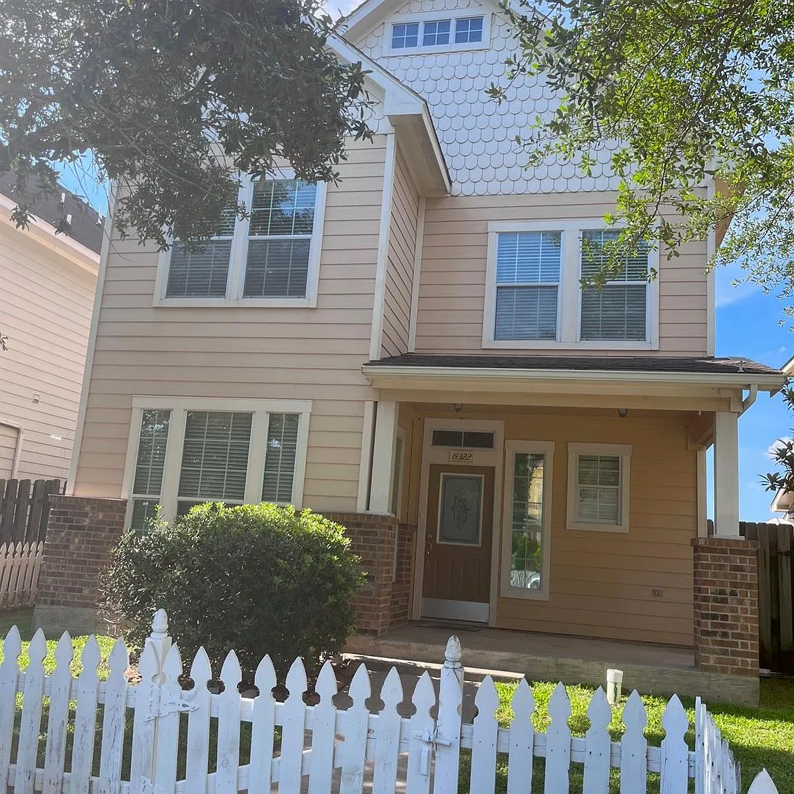 4 bed, 3.5 bath, 1608 sqft, $2,300 — Photo 1