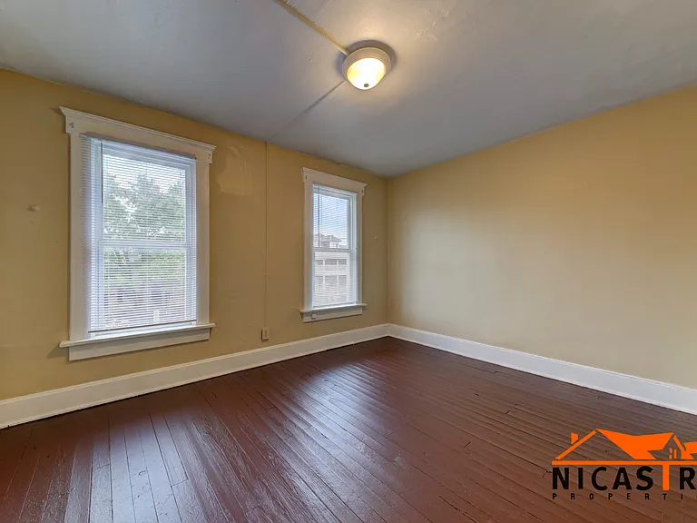 136 E 11th Ave — Photo 8