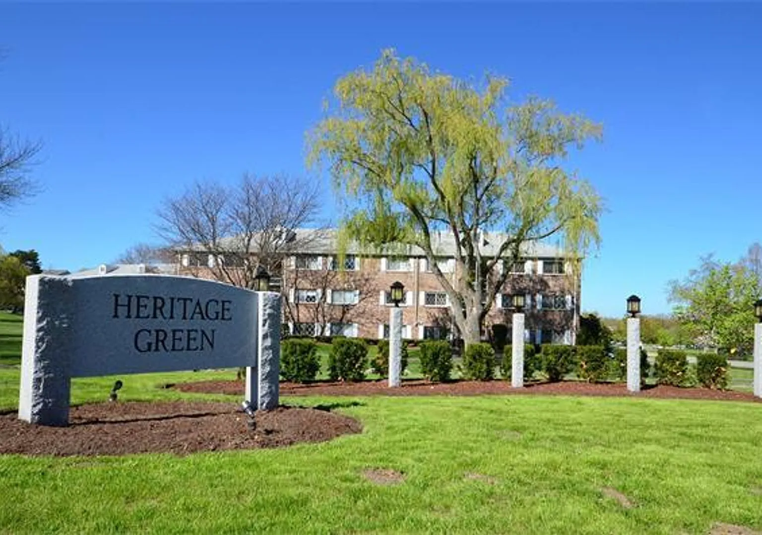 Bright and Spacious Corner Unit in North Andover Pet-Friendly with Great Amenities! — Photo 1