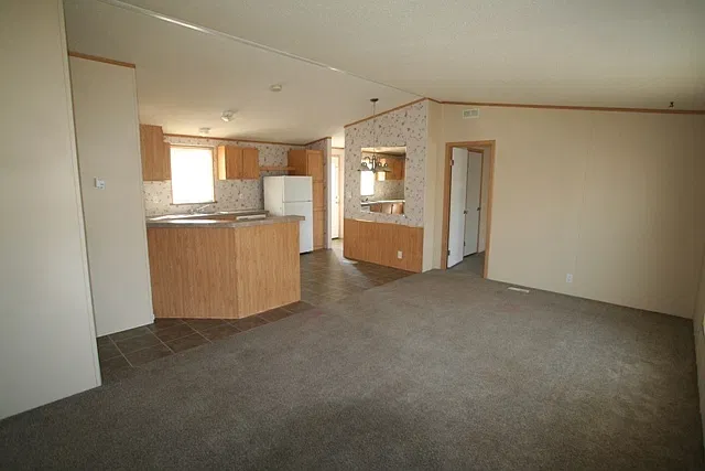 Manufactured home behind the mall — Photo 1