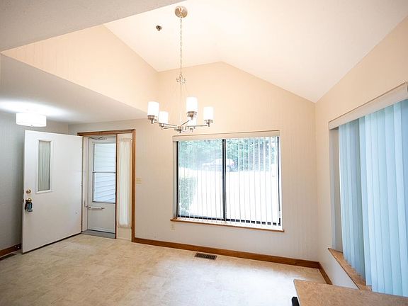 4th image of 13 Bayberry Dr