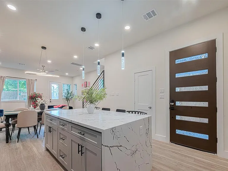 2909 Nagle St — Photo 9