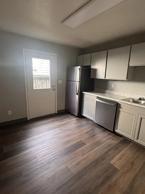 2 bed, 900 sqft, $1,600 — Photo 2
