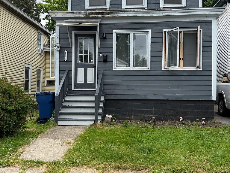 208 Beecher St — Photo 1