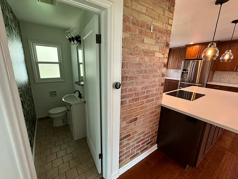 2243 E Hollywood Ave — Photo 13