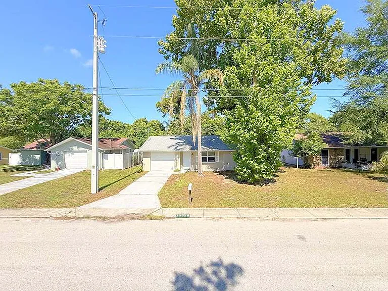 15839 Villa Dr — Photo 3