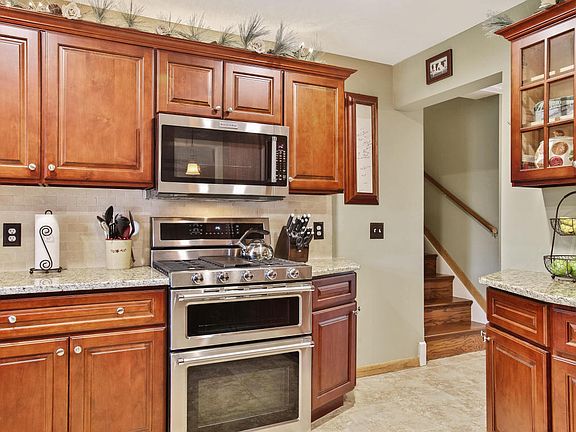 3rd image of 3 Yellowwood Ct
