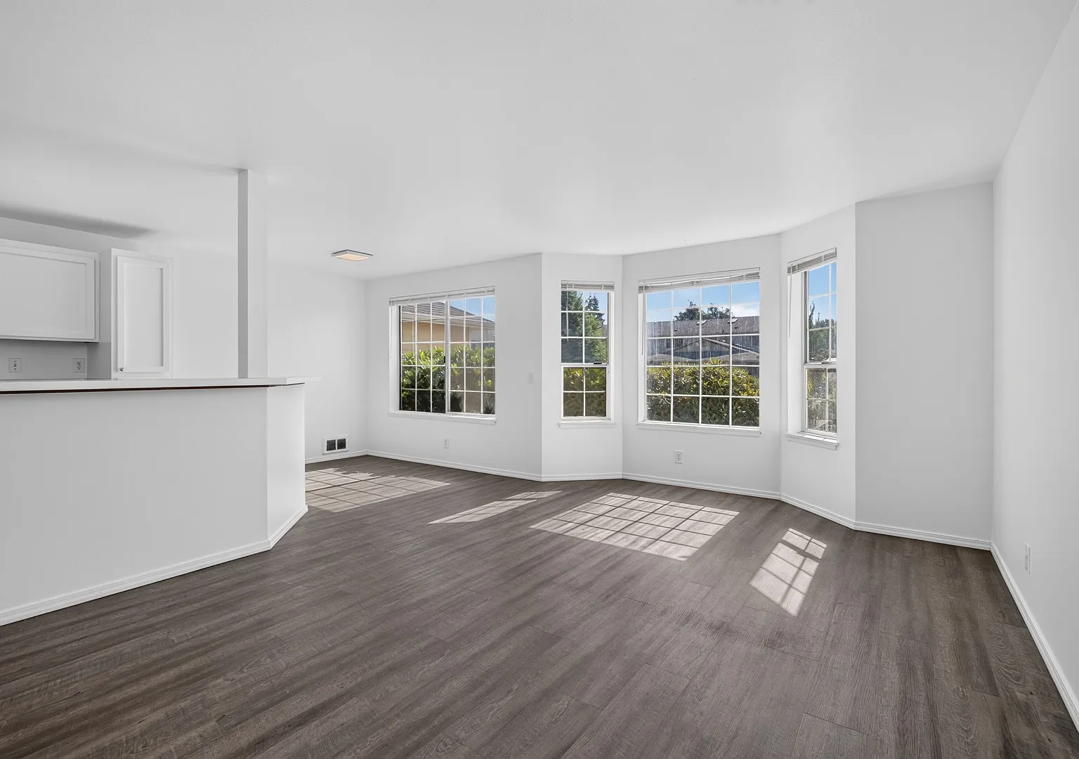 Spacious 3 bed Home with Detached Garage! — Photo 2
