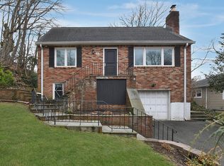 48 Skunks Misery Rd, Locust Valley, NY 11560