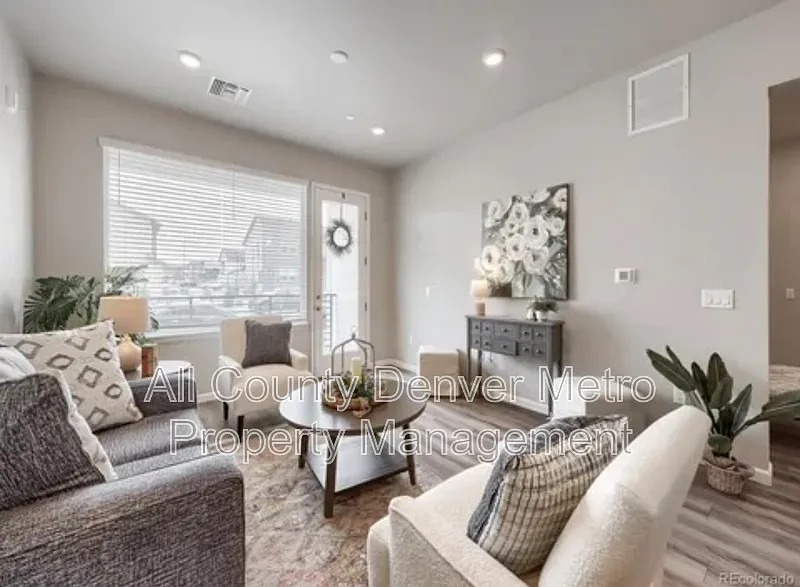 3 bed, 2.0 bath, 1252 sqft, $2,595 — Photo 2