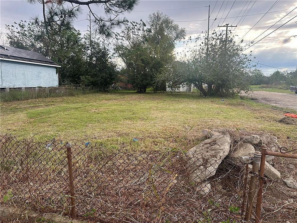 2nd image of 2401 Feliciana St