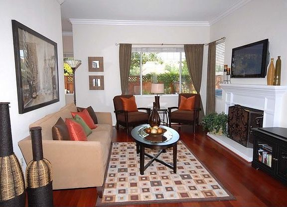 Gorgeous living room with crown molding,fireplace and 42"Plasma!