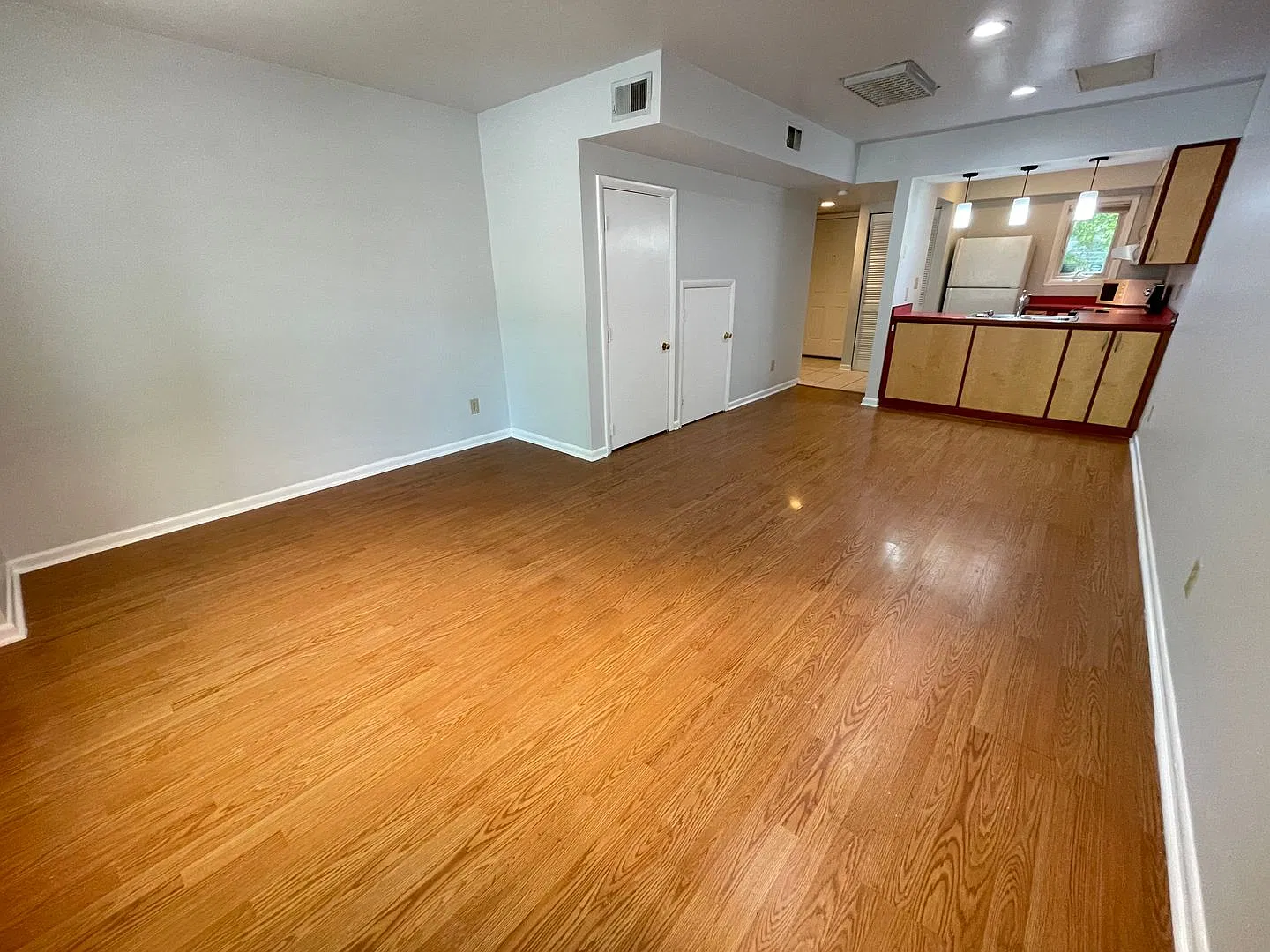 Two BR townhome-style in Chancellor Square avail. for next year, walk to campus! — Photo 2