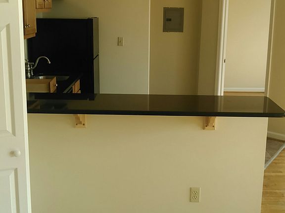 3rd image of 960 Amherst St #4