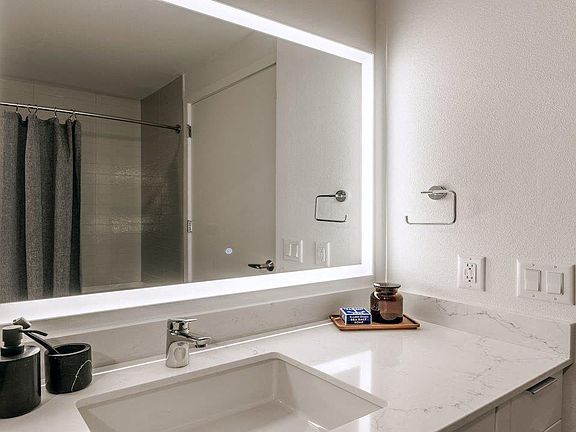 4th image of 1430 NW Hoyt St #1013