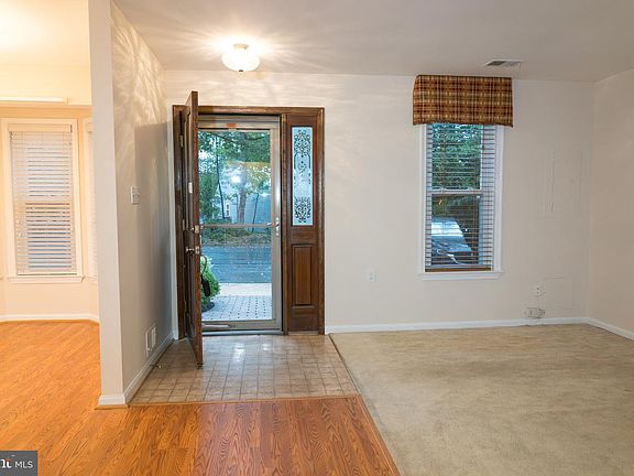 3rd image of 982 Riversedge Cir