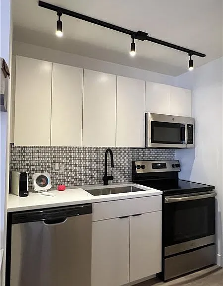 127 E Chestnut St #8W — Photo 1