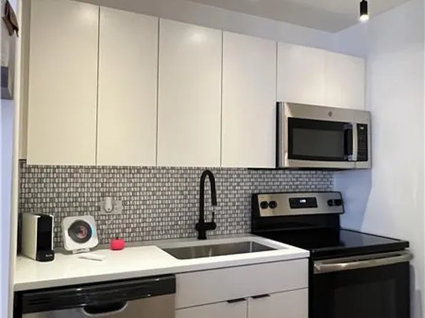 127 E Chestnut St #8W, Chicago, IL 60611