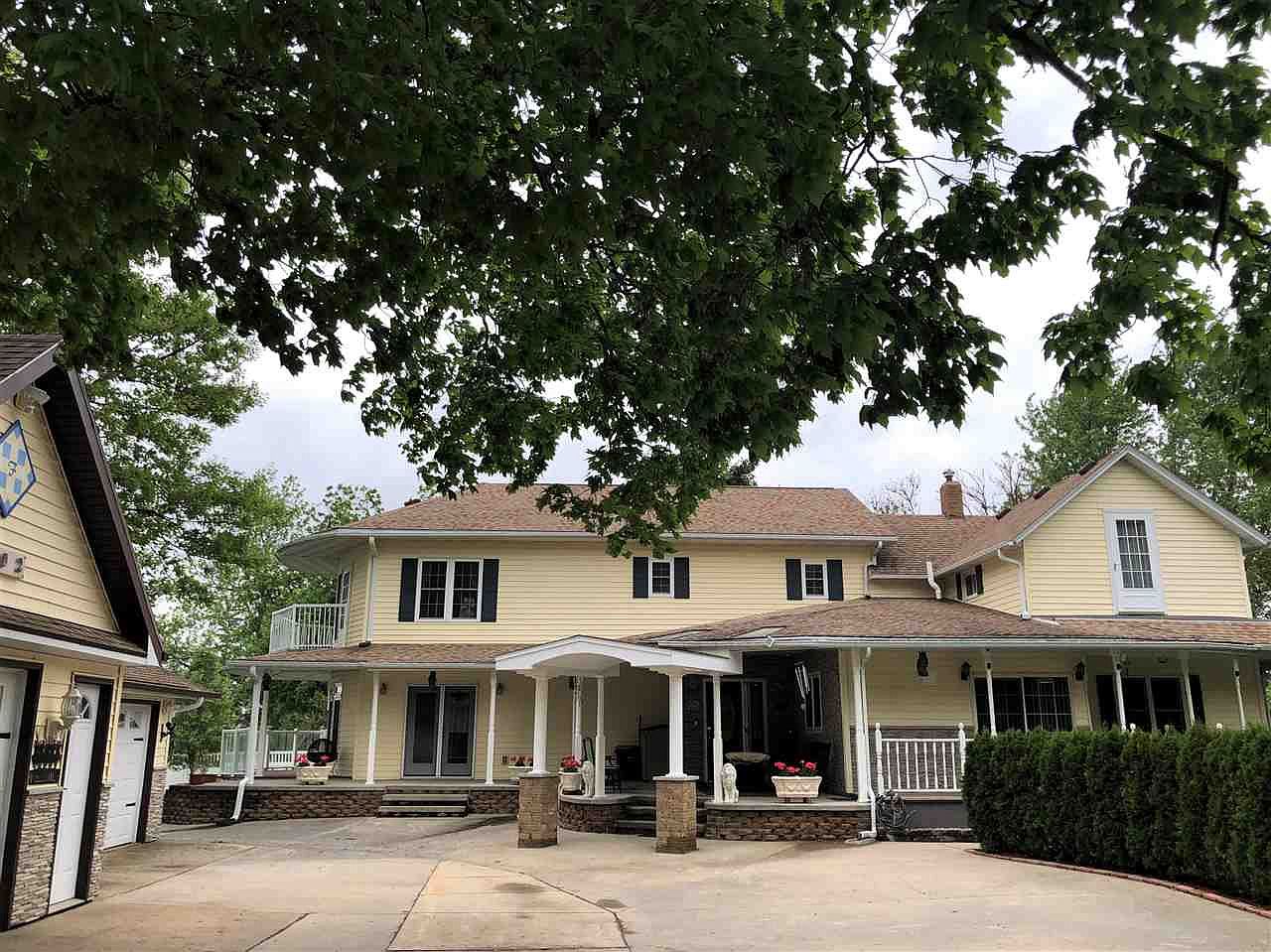 902 Sherman St, Dysart, IA 52224 Zillow