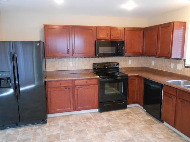 4 bed, 2.5 bath, 1829 sqft, $2,415 — Photo 3