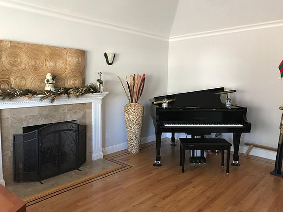 Huge Living room w/vaulted ceilings, bay window and hardwood