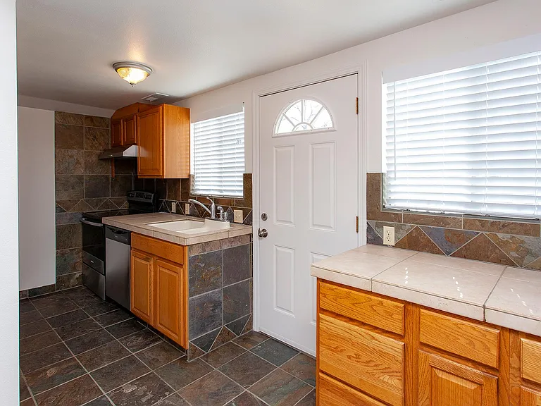 425 Stewart St — Photo 14