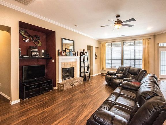 4th image of 305 Harvest Bend Dr