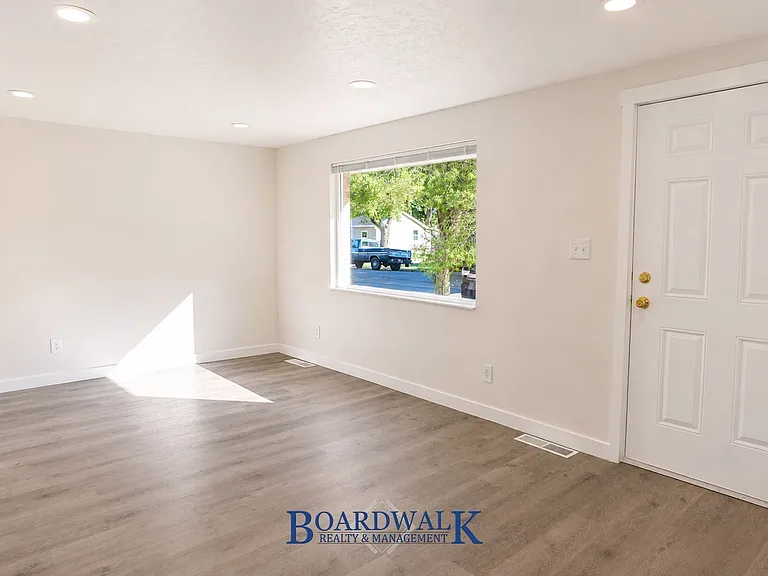 886 S Montgomery St — Photo 5